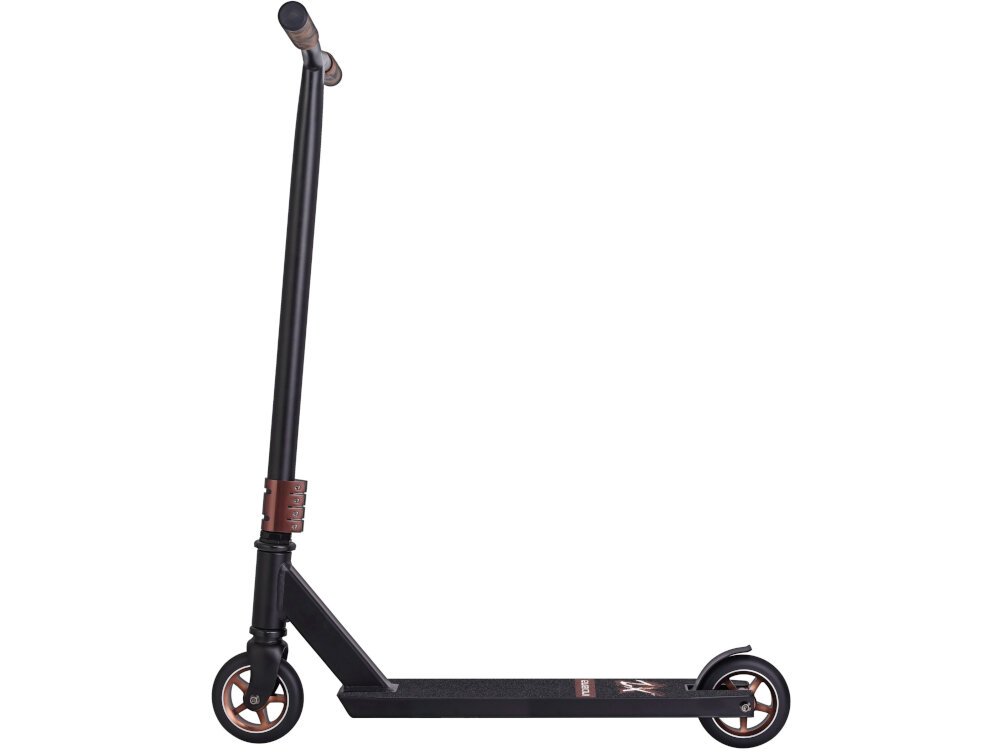 Hulajnoga wyczynowa INDIANA X2 Czarny białe tło hulajnoga widoczna z boku dla osób powyżej 12 roku życia wytrzymała stalowa konstrukcja aluminiowy podest solidne koła do użytku w skateparkach do jazdy po chodnikach asfalcie bezpieczeństwo wysoka funkcjonalność