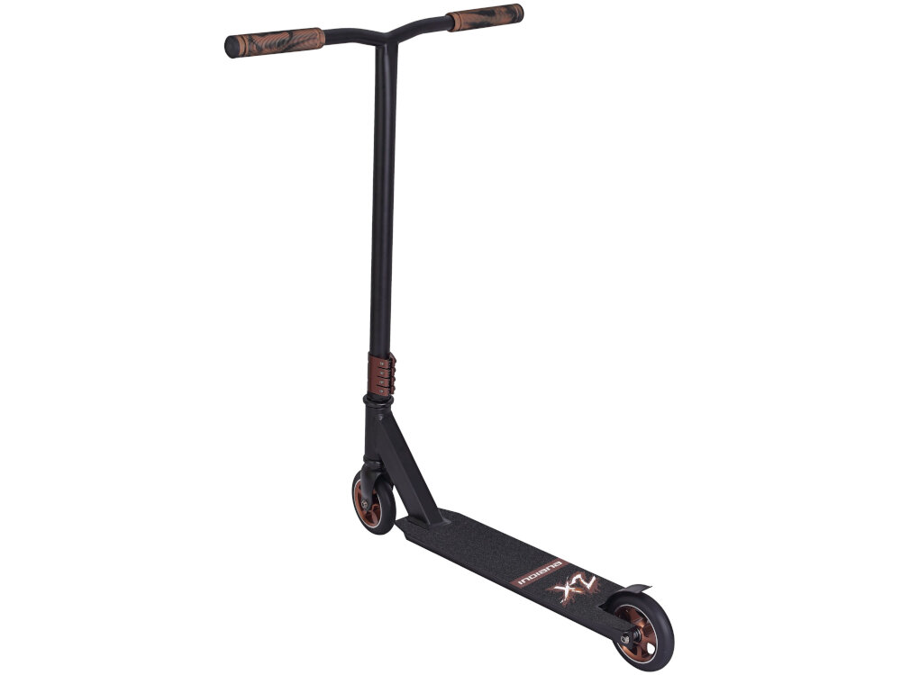 Hulajnoga wyczynowa INDIANA X2 Czarny białe tło hulajnoga widoczna od tyłu pod skosem hulajnoga typu stunt rama i kierownica z wysokiej jakości stali odporność na uszkodzenia i intensywne użytkowanie wytrzymała konstrukcja do jazdy po asfalcie i po chodnikach stabilność możliwość dynamicznych manewrów i precyzyjnych ruchów kierownicą