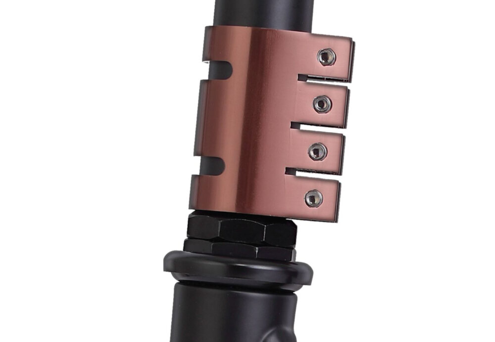 Hulajnoga wyczynowa INDIANA X2 Czarny białe tło zbliżenie na łączenie kierownicy z widelcem stalowy widelec połączony z kierownicą przy użyciu 4 śrub mocny i stabilny zacisk mocny i stabilny zacisk precyzja ruchów wytrzymałość całego zestawu wspiera bezpieczeństwo i komfort użytkowania