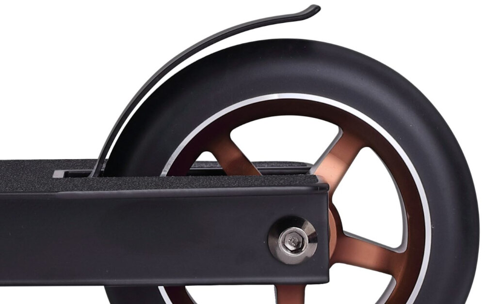 Hulajnoga wyczynowa INDIANA X2 Czarny białe tło zbliżenie na hamulec tylny hamulec nożny szybkie zatrzymanie się bezpieczeństwo podczas manewrów naturalna intuicyjna obsługa długa żywotność kół stabilność podczas hamowania nie powstaje nadmierne tarcie ani zużycie powierzchni kół