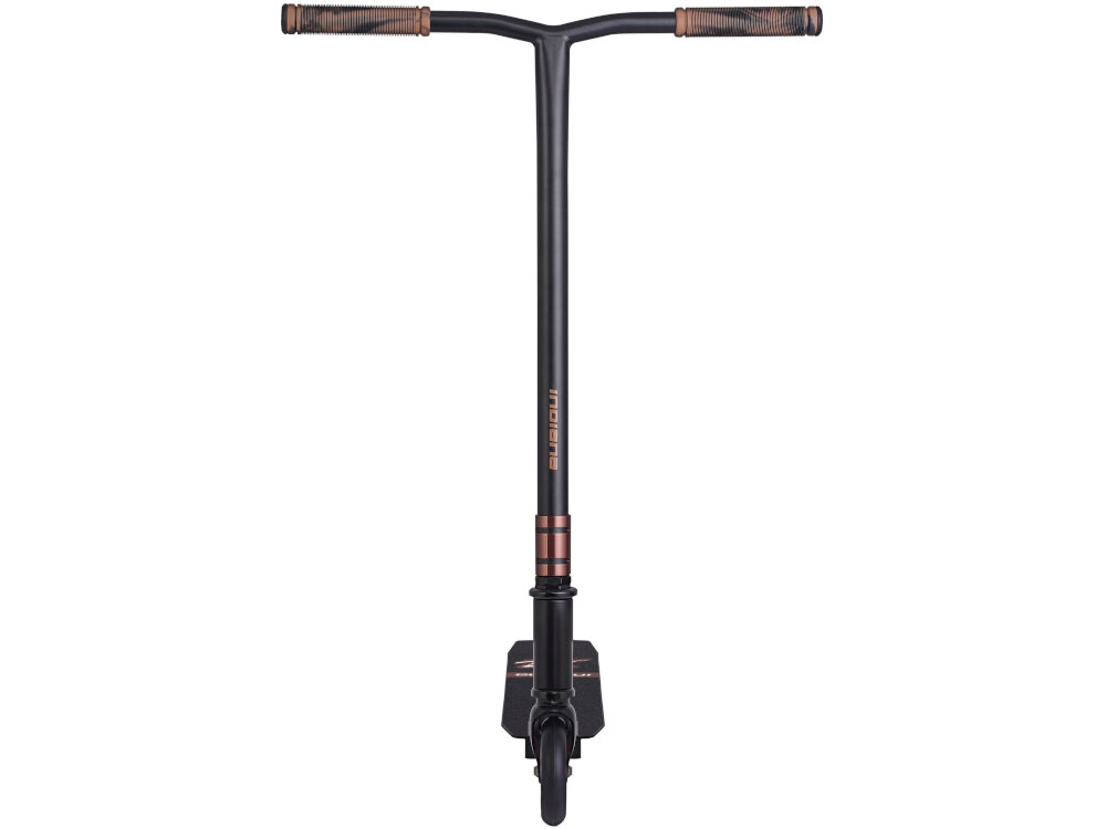 Hulajnoga wyczynowa INDIANA X2 Czarny białe tło hulajnoga widoczna od przodu kierownica ze stali wysoka odporność na uszkodzenia i intensywną eksploatację antypoślizgowy materiał na uchwytach stabilny pewny chwyt wysokość kierownicy 76 cm dodatkowe spawy wzmacniają konstrukcję