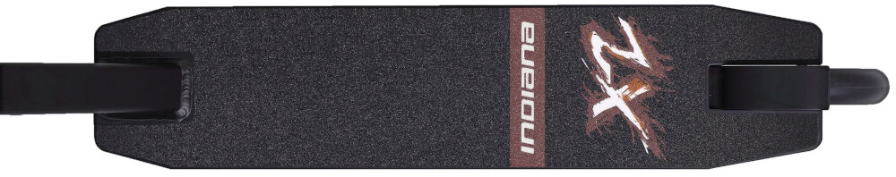 Hulajnoga wyczynowa INDIANA X2 Czarny białe tło widok na podest widok z góry solidny aluminiowy podest niska waga wysoka wytrzymałość pokryty specjalnym antypoślizgowym materiałem stabilność stóp zmniejsza ryzyko utraty kontroli nad sprzętem maksymalne obciążenie do 100 kg