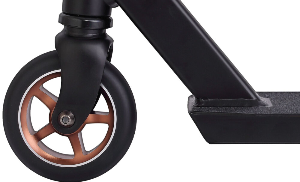 Hulajnoga wyczynowa INDIANA X2 Czarny zbliżenie na przednie koło białe tło koła o średnicy 110 cm z połączenia aluminium i wytrzymałego materiału PU lekkość odporność na uszkodzenia łożyska ABEC-9 płynność precyzja ruchu kontrola nad pojazdem