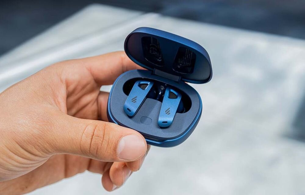 Słuchawki dokanałowe EDIFIER NeoBuds Pro 3 ANC, główny nagłówek, kontrola dźwięku, komfort słuchania, słuchawki z etui ładującym trzymane w ręku