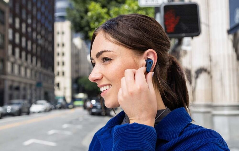 EDIFIER NeoBuds Pro 3 ANC, Wide-Band Multi-Channel ANC, 6 mikrofonów, redukcja hałasu do -50 dB, osoba z założonymi słuchawkami dokanałowymi