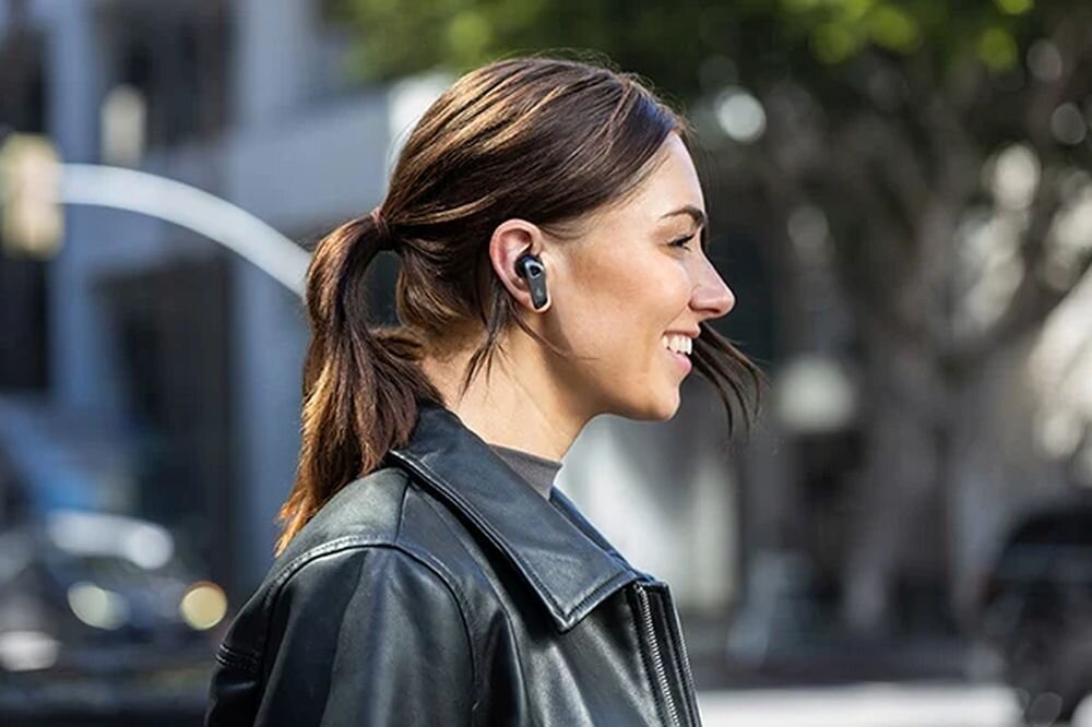 EDIFIER NeoBuds Pro 3 ANC, Bluetooth 5.4, LHDC 5.0, LDAC, SBC, bezstratny dźwięk, osoba z założonymi słuchawkami dokanałowymi