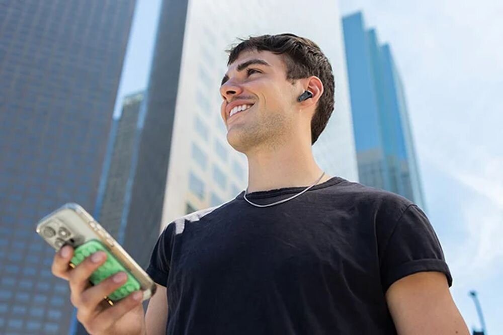 EDIFIER NeoBuds Pro 3 ANC, 80 ms latencja, multipoint, Google Fast Pair, synchronizacja audio, osoba z założonymi słuchawkami dokanałowymi