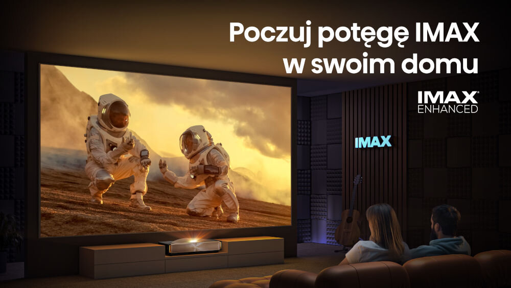 Laser TV HISENSE 120L9QD IMAX Enhanced DTS kino domowe, soby siedzące na kanapie oglądające film puszczony z lasera