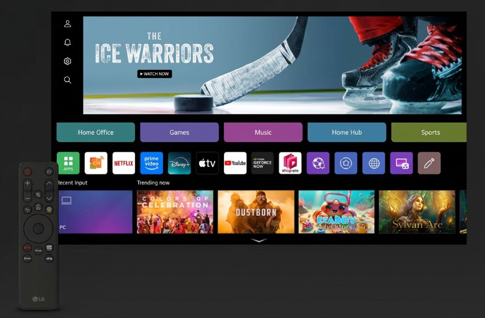 Ekran telewizora z interfejsem Smart TV, na którym widoczne są aplikacje takie jak Netflix, Prime Video, Disney+, Apple TV, YouTube. Obok znajduje się pilot z logo LG.