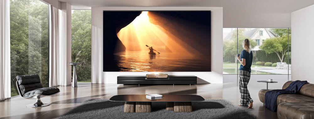 Laser TV HISENSE 100L9QD 2000 ANSI lumenów kontrast 2000:1, laser stojący na komodzie wyświetlający obraz na ekranie projekcyjnym