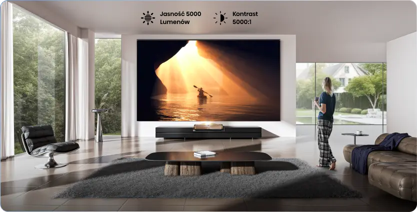 Projektor Hisense L9Q wyświetla obraz kajakarza w jaskini, w nowoczesnym salonie z widokiem na ogród.