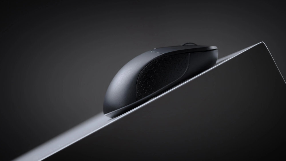 KEYCHRON M3 Odłączany kabel USB-C trybie przewodowym, jednocześnie ładując mysz Solidny przewód wysokiej jakości - Czarna mysz z żółtym podświetleniem na teksturowanej podkładce, widoczne detale uchwytu bocznego