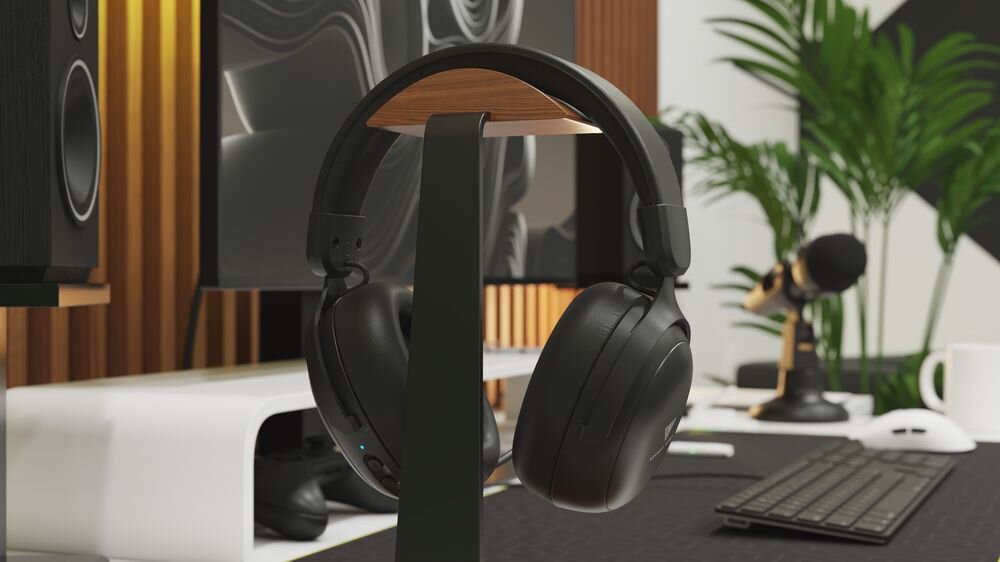 SECRET GEAR SX1 akumulator 1050 mAh, do 75 godzin pracy, ładowanie USB-C, słuchawki zawieszone na stojaku w pomieszczeniu