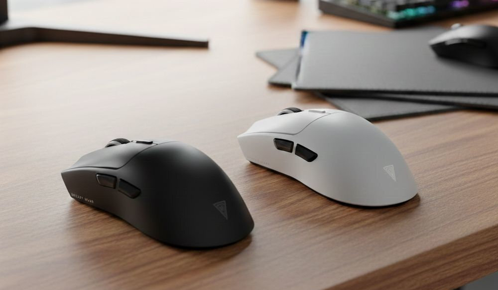 SECRET GEAR ZX1 dwóch wersjach – czarnej i białej Klasyczna czerń biała wersja - mysz w dóch kolorach, czarnym oraz białym na biurku
