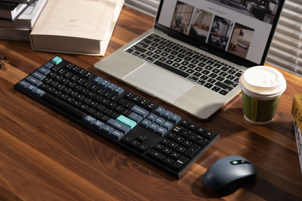 Zestaw KEYCHRON Wireless Combo KCBD2 Keychron B36 Keyboard & BM25 Mouse Wireless Combo ciszę, wygodę i stabilne działanie Keychron Launcher odbiornik 2.4 GHz USB-A - zestaw na biurku przed laptopem
