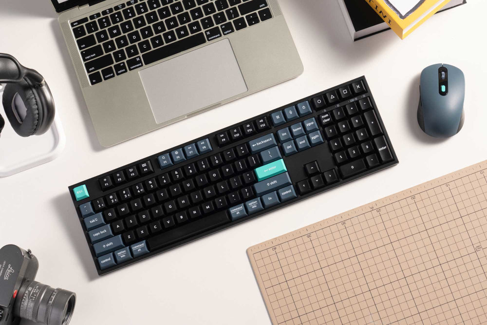 Zestaw KEYCHRON Wireless Combo KCBD2 wydajne akumulatory długi czas pracy bez konieczności częstego ładowania B36 800 mAh 320 godzin BM25 akumulator 600 mAh 98 godzin - zestaw na biurku obok laptopa, słuchawek, aparatu