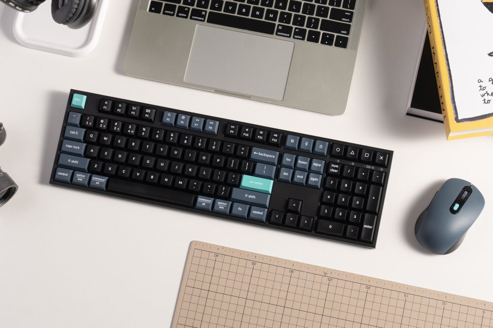 Zestaw KEYCHRON Wireless Combo KCBD2 Keychron B36 Keyboard & BM25 Mouse najpopularniejszymi systemami operacyjnymi macOS, Windows oraz Linux bez konieczności instalowania dodatkowego oprogramowania czy sterowników. - zestaw na biurku od góry