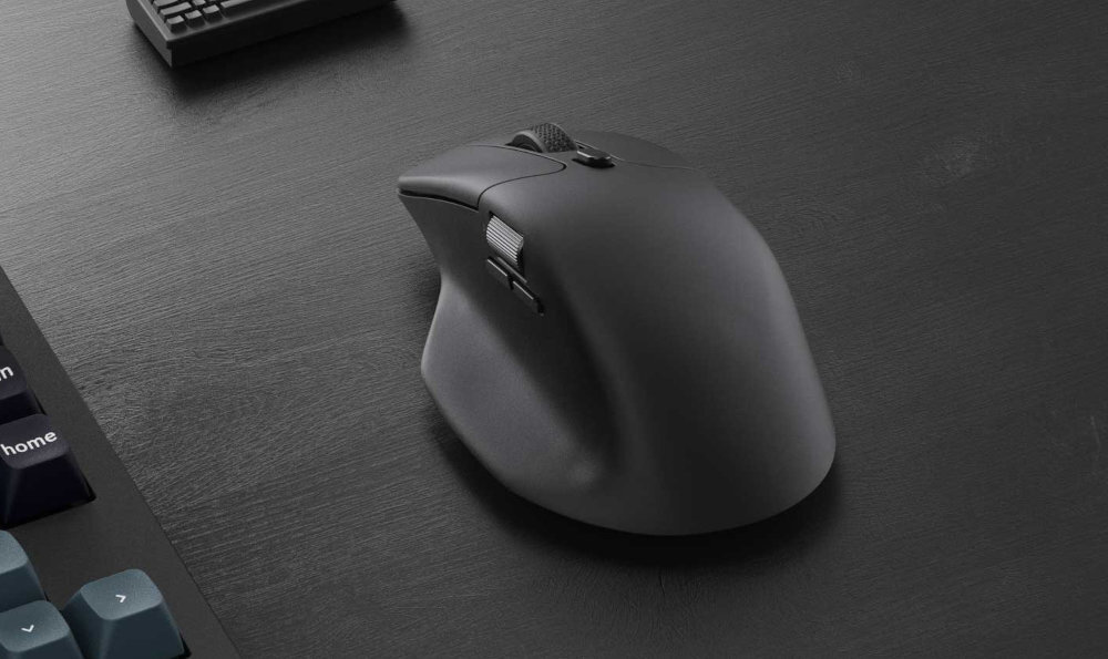 KEYCHRON M6 KEYCHRON M6  niską wagę sensor polling rate przełączniki Huano Micro Switch M6 chwyt claw grip - mysz od boku na ciemnym tle