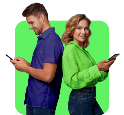 Kobieta w koszuli i mężczyzna w koszuli stoją plecami do siebie, uśmiechają się i korzystają ze smartfonów.