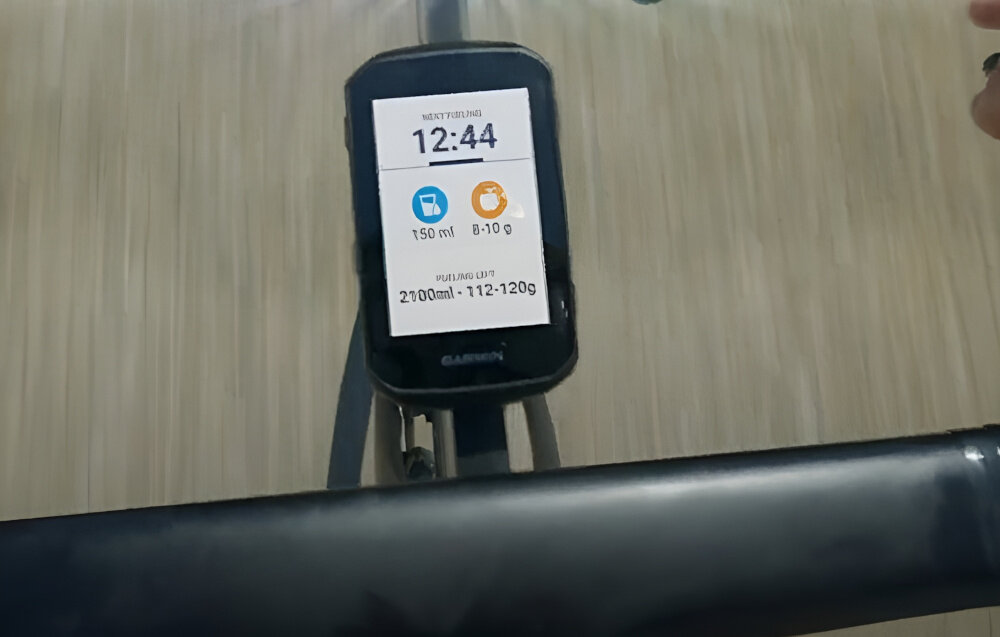 Nawigacja rowerowa GARMIN EDGE 840 010-02695-01 ciemne tło nawigacja umieszczona na kierownicy rowerowej kontrola wsparcie planowanie trasy kontrola analiza