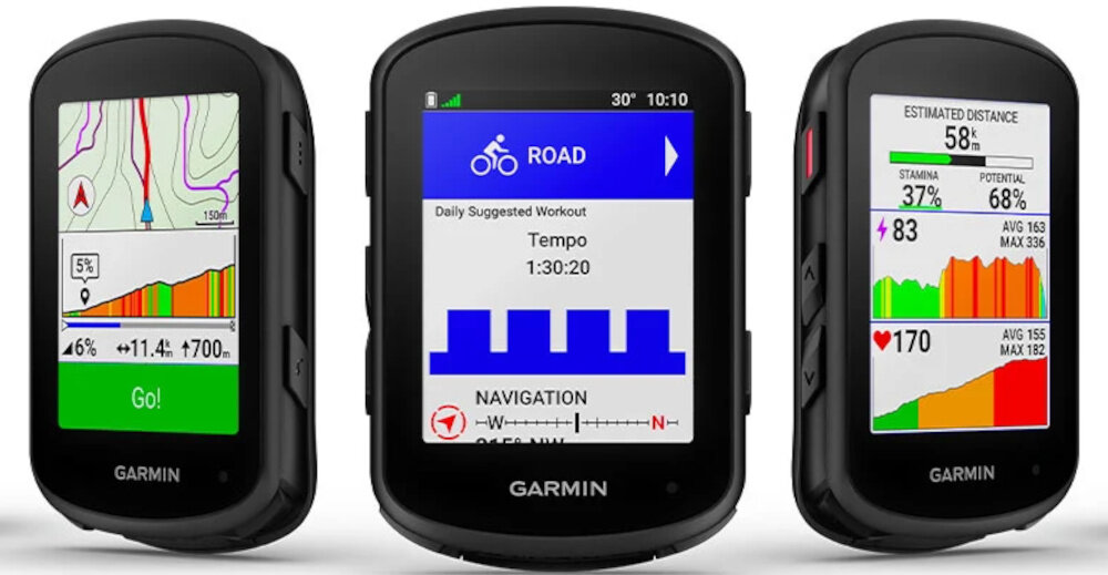 Nawigacja rowerowa GARMIN EDGE 840 010-02695-01 nawigacja na białym tle widoczna od przodu i dwa razy pod skosem z różnych boków włączony wyświetlacz obok zdjęcie boku funkcje Flow i Grit ocenić płynność i trudność zjazdów zintegrowane dane TrailForks orientacja w terenie zasięg eBike pomaga planować trasę pod kątem dostępnej energii bezpiecznie eksplorować kompatybilność z radarami i oświetleniem Varia widoczność