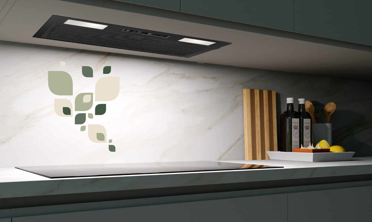 OKAP FABER INKA SMART C BK 52 CZARNY Ujęcie pokazuje okap zamontowany pod szafką, oświetlający płytę kuchenną i fragment blatu. Obraz podkreśla estetyczne dopasowanie okapu do wnętrza