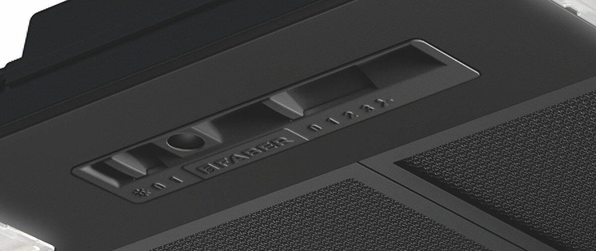 OKAP FABER INKA SMART C BK 52 CZARNY To zbliżenie na panel sterowania okapu, na którym widoczne są przełączniki i kratka filtra. Kadr podkreśla prostotę użytkowania i funkcjonalność elementów wygodne praktyczne sterowanie suwak 3 stopnie mocy regulacja