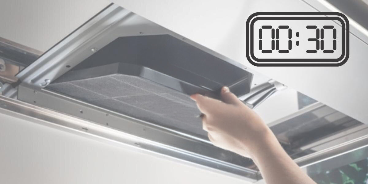 OKAP FABER INKA SMART C BK 52 CZARNY Zdjęcie prezentuje rękę wyjmującą filtr z okapu, a obok umieszczono grafikę zegara wskazującą szybki montaż lub demontaż. Ujęcie ma na celu pokazanie łatwości obsługi urządzenia szybki montaż łatwy 30 sekund śruby szybkozłącza ramka