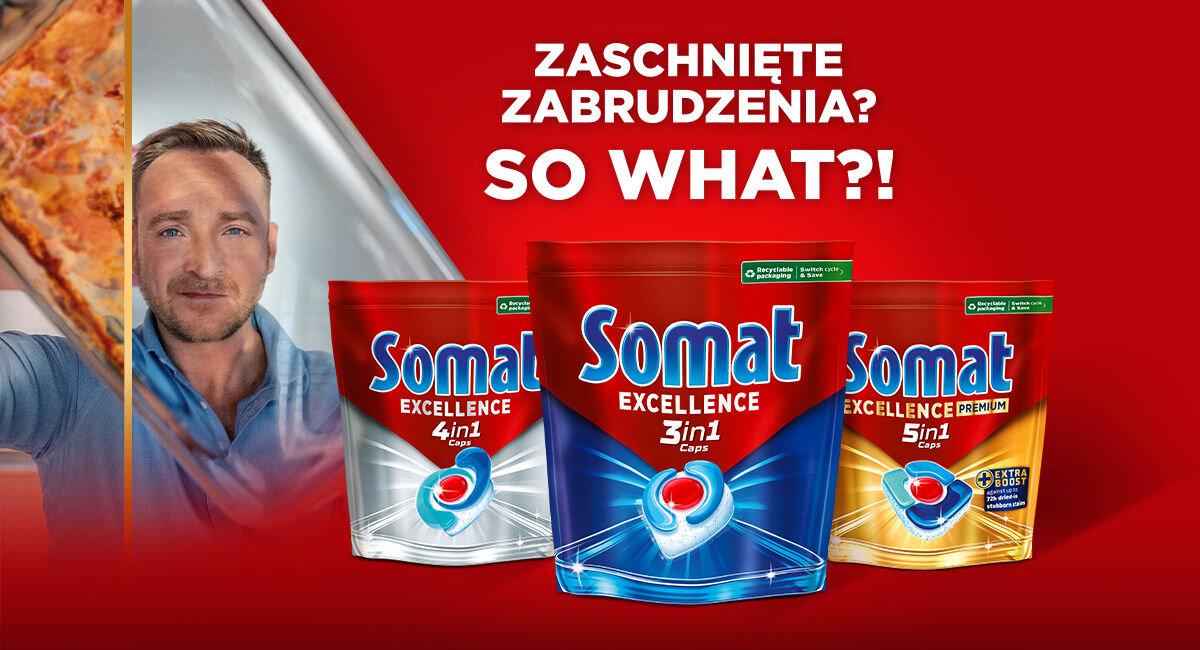 Plakat reklamowy z trzema opakowaniami kapsułek Somat Excellence na czerwonym tle. Obok mężczyzna trzymający czyste, szklane naczynie żaroodporne. Napis: Zaschnięte zabrudzenia? So what?!