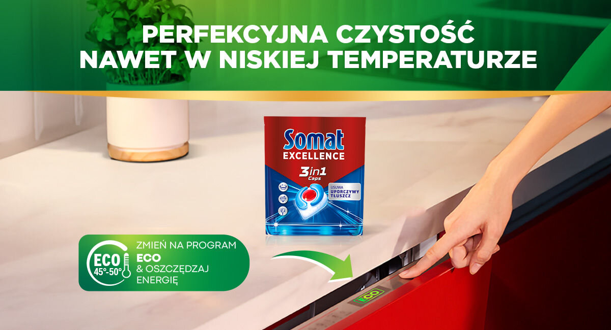 Kapsułki Somat Excellence na blacie kuchennym. Dłoń wybiera program Eco na panelu zmywarki. Napis: Perfekcyjna czystość nawet w niskiej temperaturze oraz zachęta do zmiany programu na Eco w celu oszczędności energii.