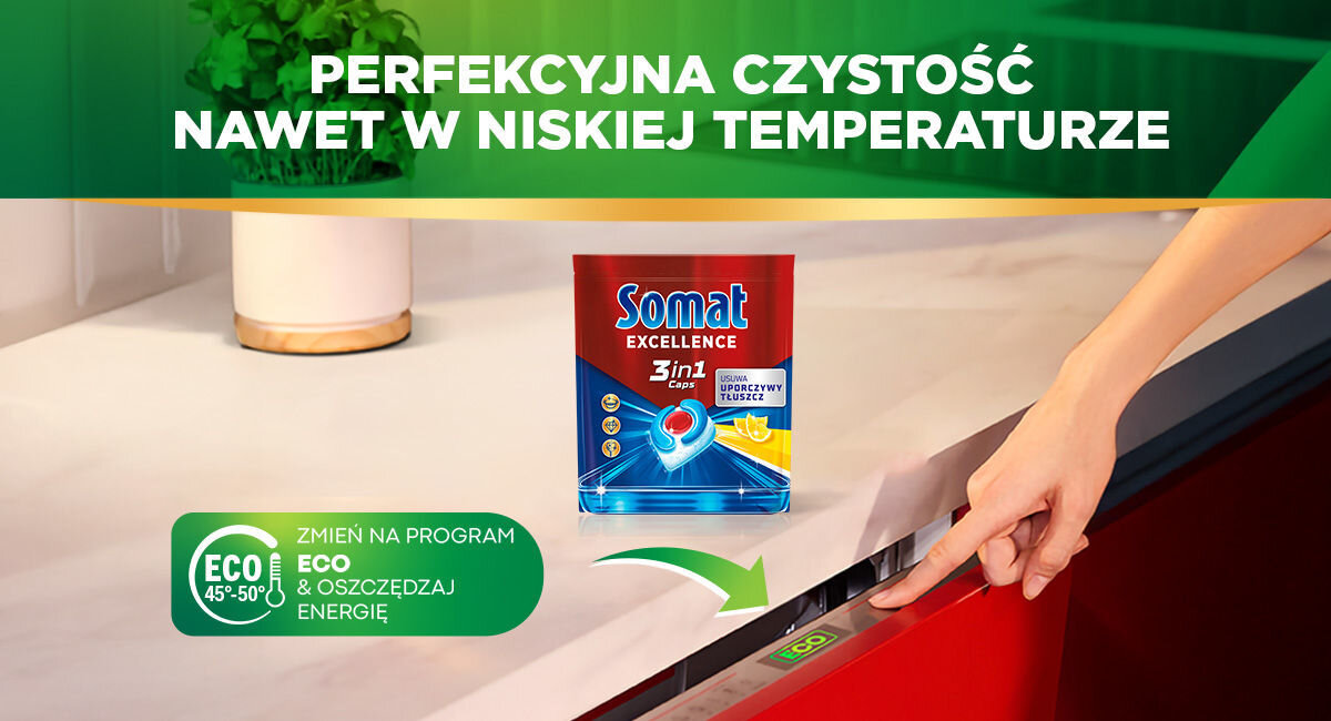Kapsułki Somat Excellence 3in1 Lemon na blacie kuchennym obok zmywarki. Dłoń naciska przycisk programu Eco. Napis głosi: Perfekcyjna czystość nawet w niskiej temperaturze oraz zachęca do wyboru trybu Eco w celu oszczędzania energii.