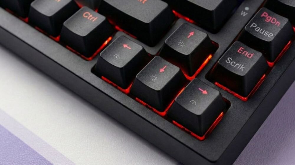 SAVIO Astral SAVIO Astral pełne, programowalne podświetlenie RGB 16 milionów kolorów dedykowane oprogramowanie tworzyć autorskie makra i dostosowywać efekty świetlne - zbliżenie na klawisze strzałkowe z podświetleniem