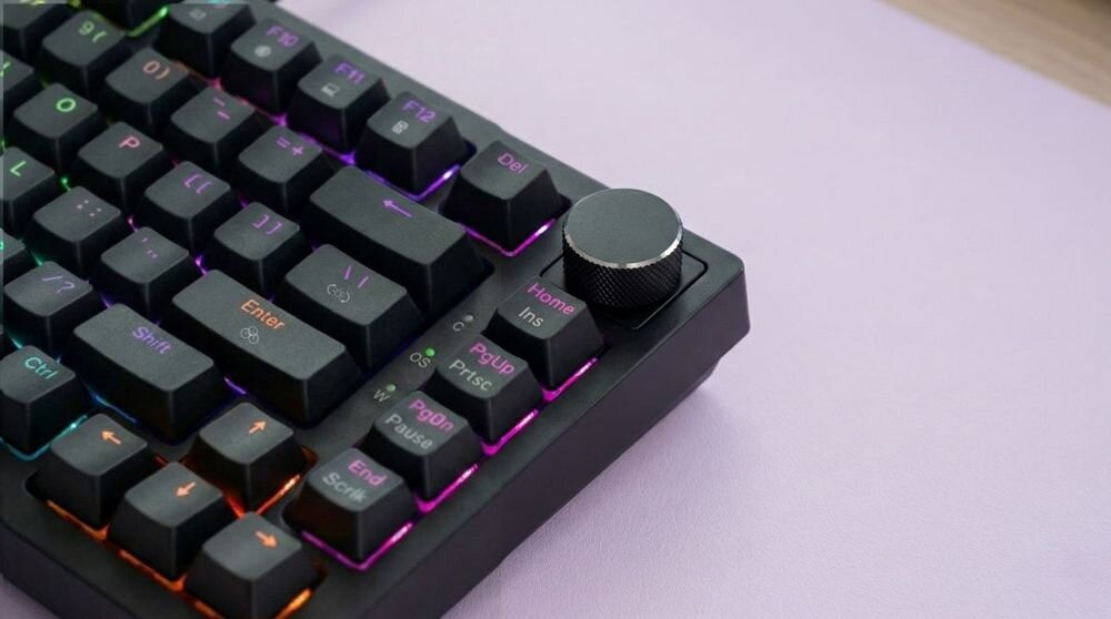 SAVIO Astral Wbudowane pokrętło multimedialne regulację głośności lub całkowite wyciszenie dźwięku nie musisz stosować skrótów klawiszowych - zbliżenie na pokrętło multimedialne