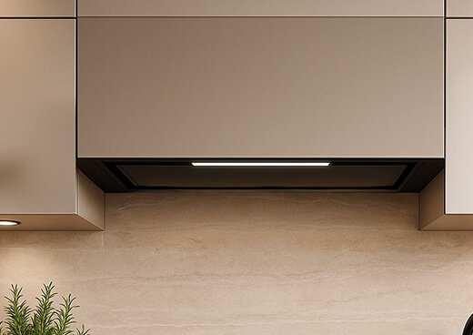 Okap MPM-54-OWS-01 w zabudowie kuchennej z włączonym oświetleniem LED.