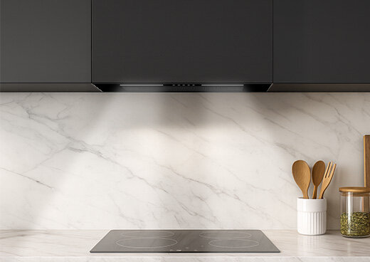 Okap do zabudowy MPM-54-OWS-02 wbudowany w czarną zabudowę kuchenną. Niżej płyta indukcyjna i blat.