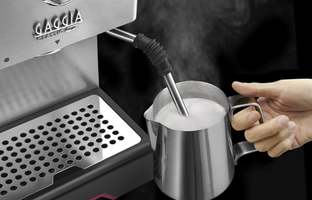 Ekspres GAGGIA Classic GT 688001000131 Profesjonalny zdjęcie lifestyle Gładka pianka do latte Ruchoma, stalowa dysza pary ruchoma konstrukcja