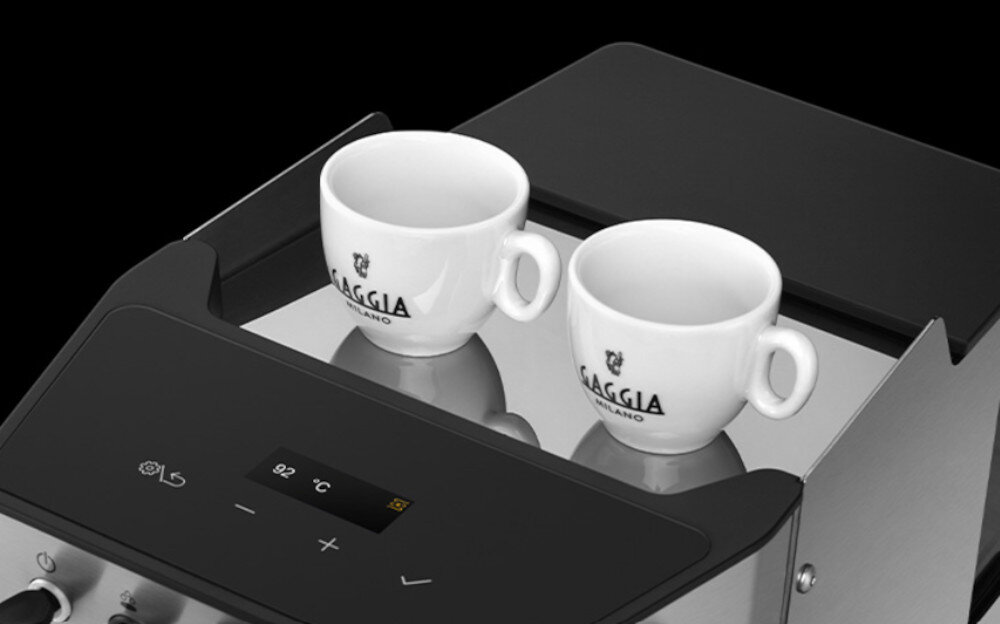 Ekspres GAGGIA Classic GT 688001000131 Profesjonalny zdjęcie lifestyle  Filiżanki zawsze pod ręką Szeroka płyta na górze do podgrzewania filiżanek do sześciu filiżanek espresso
