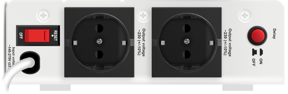 Stabilizator napięcia SVEN AVR Slim-2000 Zbliżenie na dwa czarne gniazda elektryczne z opisem napięcia wyjściowego, czerwony przycisk opóźnienia z przełącznikiem oraz czarny przewód zasilający z włącznikiem i przyciskiem 'reset', gniazda, bezpieczeństwo, ochrona