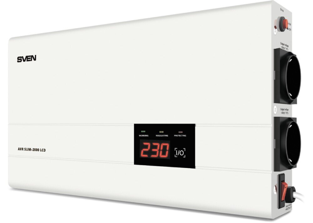 Stabilizator napięcia SVEN AVR Slim-2000 Biała obudowa prostokątna pokazana pod kątem, z przodu wyświetlacz LED wskazujący wartość 230 i trzema diodami, z boku dwa czarne gniazda elektryczne oraz czerwony przycisk opóźnienia, wymiary, wielkość, montaż ścienny, moc, parametry