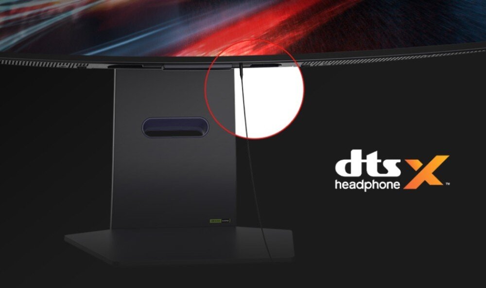 Monitor LG UltraGear 34GS95QE-B.AEU Podstawa monitora z wycięciem na przewody, do którego podłączony jest kabel słuchawkowy. Obok widoczny jest logotyp technologii dźwięku przestrzennego DTS Headphone:X, słuchawki, dźwięk przestrzenny