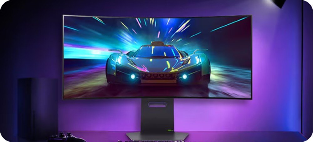 Monitor LG UltraGear 34GS95QE-B.AEU Monitor ustawiony na biurku w ciemnym pomieszczeniu, podświetlony fioletowym światłem, czas reakcji, odświeżanie, płynność