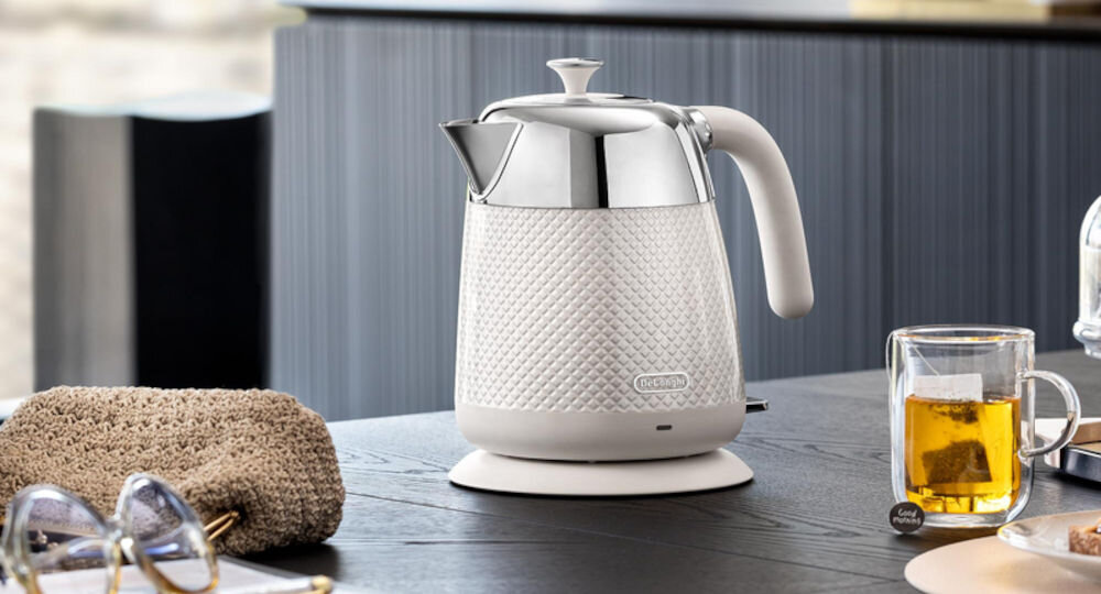 Czajnik DELONGHI KBL2001W Luminosa Kremowy wykonanie stal nierdzewna chromowane detale design estetyka kolor kolorystyka włoski design