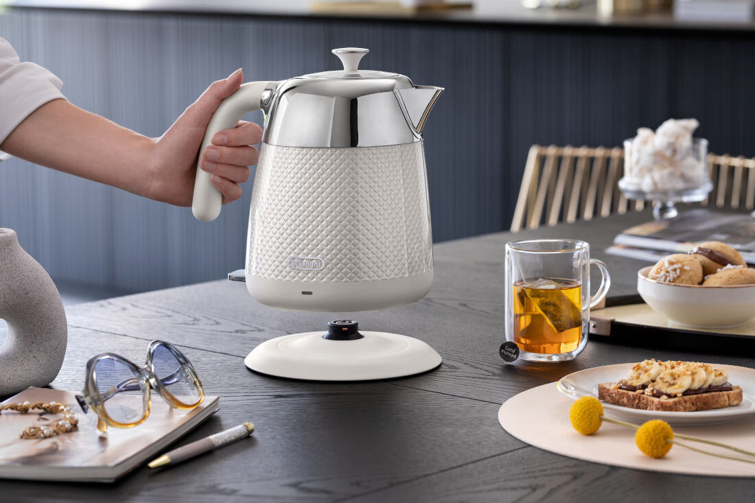Czajnik DELONGHI KBL2001W Luminosa Kremowy Wygodna obsługa podstawa obracana 360° zwijany przewód komfort wygoda użytkowanie korzystanie