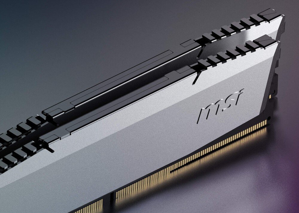 Komputer MSI MPG Trident AS AI 2nd 2NVN5-044EU Dwie srebrno-czarne kości pamięci RAM z karbowaną górną krawędzią i widocznym logotypem 'msi', ułożone równolegle na ciemnym, gradientowym tle, pamięć RAM, taktowanie