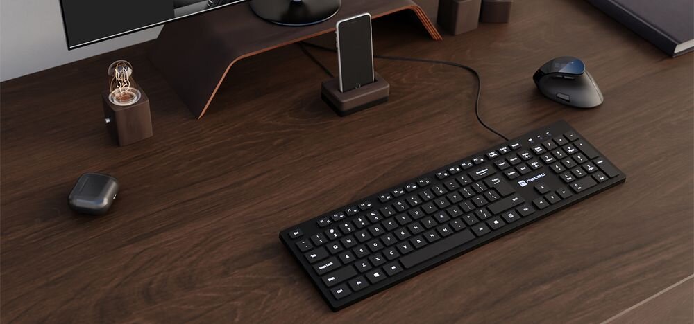 Klawiatura NATEC Herring smukły, elegancki design funkcjonalnością klawiatura na biurku, obok myszka, słuchawki, monitor
