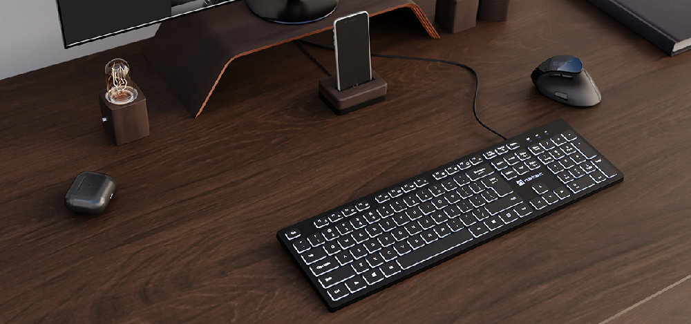 Klawiatura NATEC Herring Glow smukły, elegancki design funkcjonalnością klawiatura na biurku, obok myszka, słuchawki, monitor