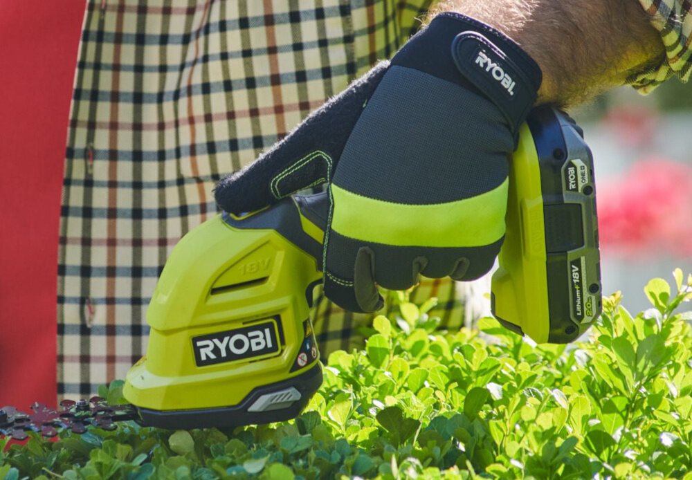 Nożyce do żywopłotu RYOBI RY18GSA-0 200mm 18V akumulatorowe seria RYOBI ONE+ czas pracy do 76 minut na jednym ladowaniu z akumulatorem 2.5 Ah czas ladowania ladowarka RC18150 do 30 minut