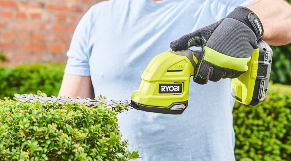 Nożyce do żywopłotu RYOBI RY18GSA-0 200mm 18V akumulatorowe ergonomiczna konstrukcja pelna kontrola precyzja minimalny poziom wibracji 2.6 m/s² niski poziom halasu 75 dB antyposlizgowa powierzchnia uchwytu