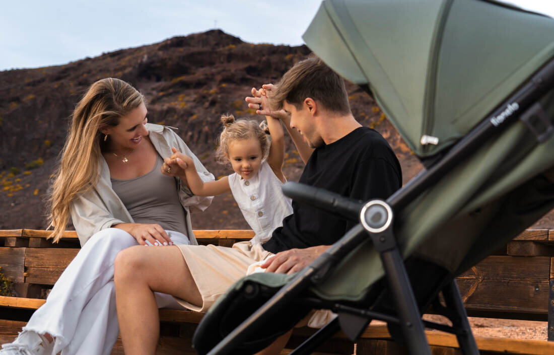 Wózek spacerowy LIONELO Iva Zielony Wygląd ma znaczenie tkaniny premium estetyczne wykończenia ekoskóra odblaskowa taśma prezentuje się elegancko