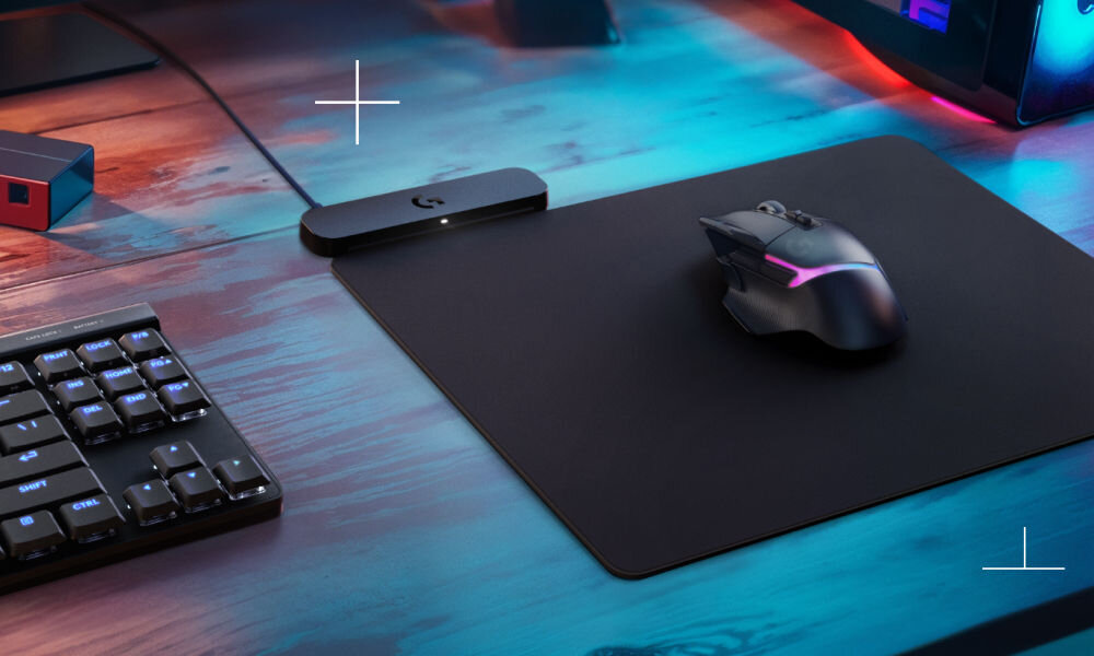 Podkładka LOGITECH Powerplay 2 mysz położona na podkładce system bezprzewodowego ładowania